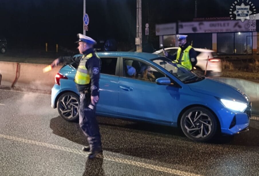 Policjanci podczas kontroli drogowej